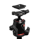 Cap bilă Manfrotto cu placă de montaj, butoane și inel roșu de reglaj.