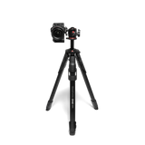 Trepied Manfrotto cu cap bilă, cameră montată, vedere din față, negru.