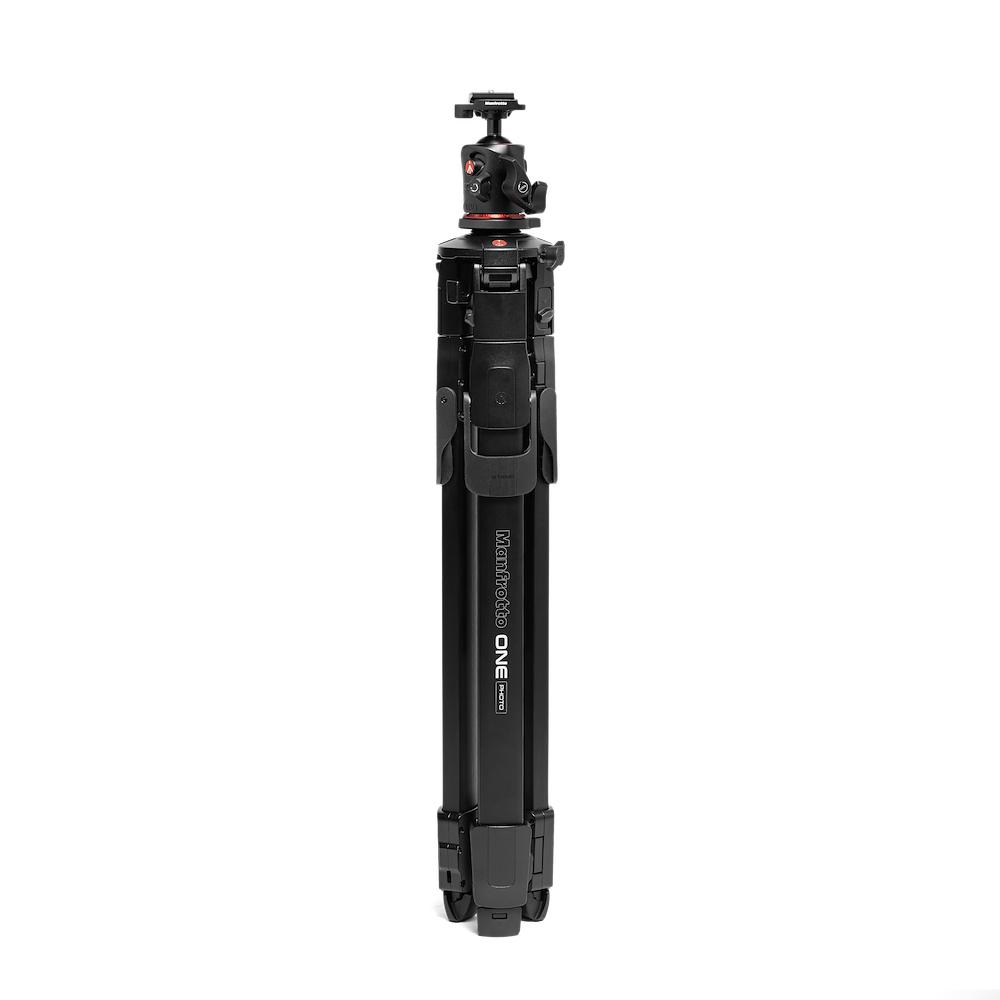 Trepied Manfrotto cu secțiuni pliante și cap bilă, vedere frontală, negru.