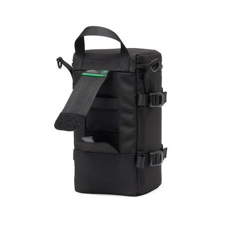 Husă pentru obiectiv Lowepro ProTactic, neagră, cu mâner și bucle de prindere.