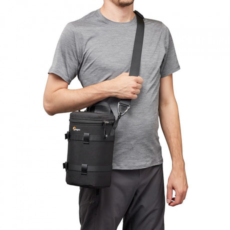 Husă pentru obiectiv Lowepro ProTactic, neagră, cu curea de umăr și catarame.