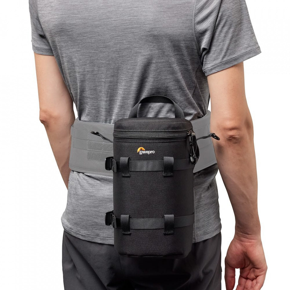 Geantă Lowepro pentru obiectiv, neagră, purtată la talie cu curele și fermoar