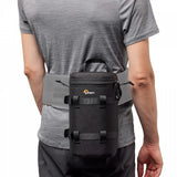 Geantă Lowepro pentru obiectiv, neagră, purtată la talie cu curele și fermoar
