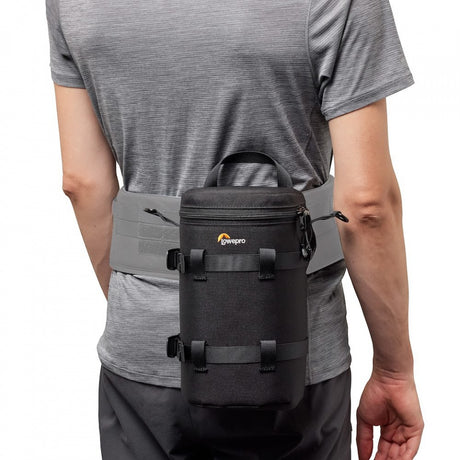 Husă pentru obiectiv Lowepro ProTactic, neagră, purtată pe umăr, cu curele laterale.