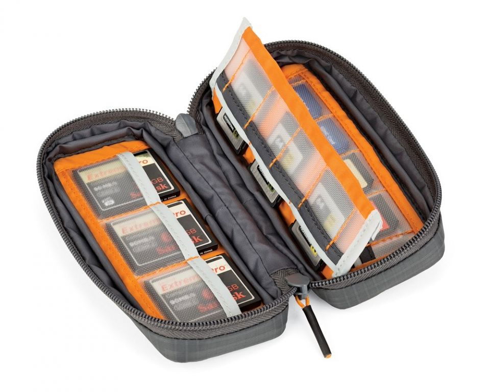 Lowepro GearUp 20 organizer carduri, compartimente deschise cu carduri