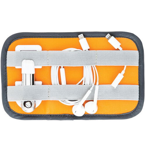 Organizator cabluri Lowepro GearUp S, vedere de sus cu cabluri albe în interior portocaliu