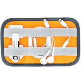 Organizator cabluri Lowepro GearUp S, vedere de sus cu cabluri albe în interior portocaliu