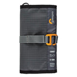 Organizator cabluri Lowepro, gri închis, logo și cataramă portocalie lateral