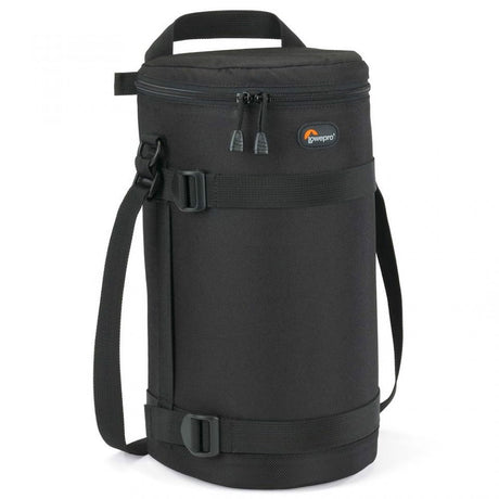 Husă obiectiv 13×32 cm, neagră, vedere laterală cu catarame și buzunar frontal