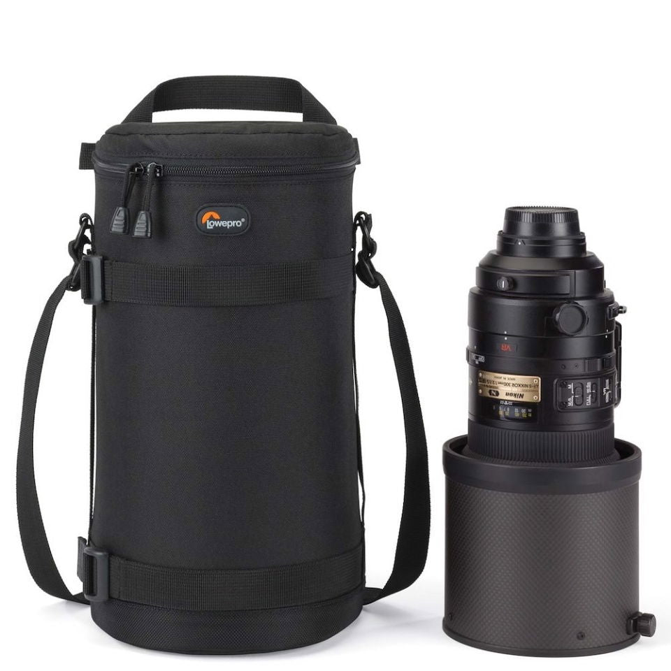 Husă obiectiv 13×32 cm neagră, alături de un obiectiv foto introdus