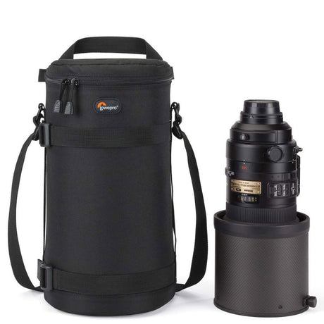 Husă obiectiv 13×32 cm neagră, alături de un obiectiv foto introdus