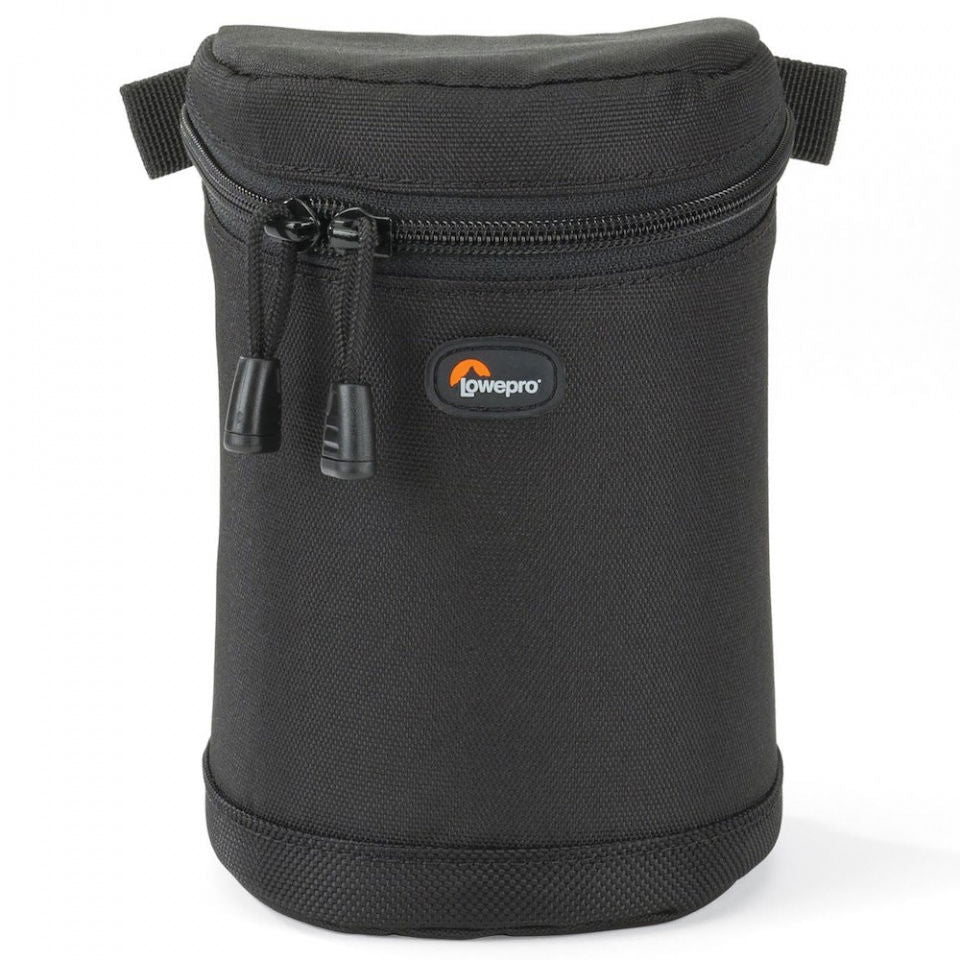 Husă obiectiv 9x13 cm, material textil închis la culoare, fermoar și prindere laterală.