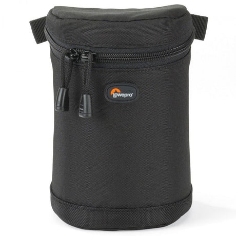 Husă obiectiv 9x13 cm, material textil închis la culoare, fermoar și prindere laterală.