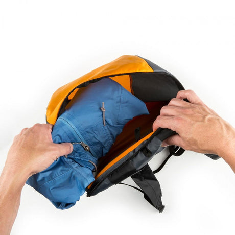 Rucsac pliabil Lowepro SleevePack 13 cu exterior galben și interior albastru, fermoar