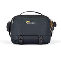 Geantă sling Lowepro, frontal închis, logo auriu și catarame cu fermoar
