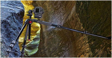Trepied foto Manfrotto cu cap bila, instalat în spațiu îngust, cameră montată