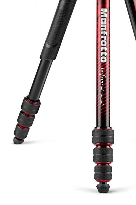 Picioare trepied Manfrotto Befree, segmente negre și roșii, vârf reglabil.