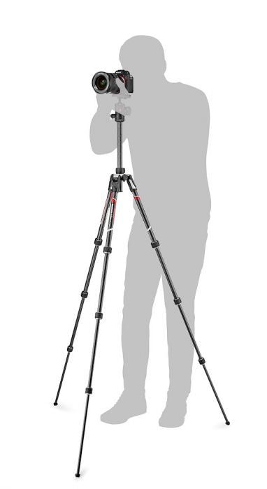 Trepied foto Manfrotto carbon înalt, cu picioare reglabile.