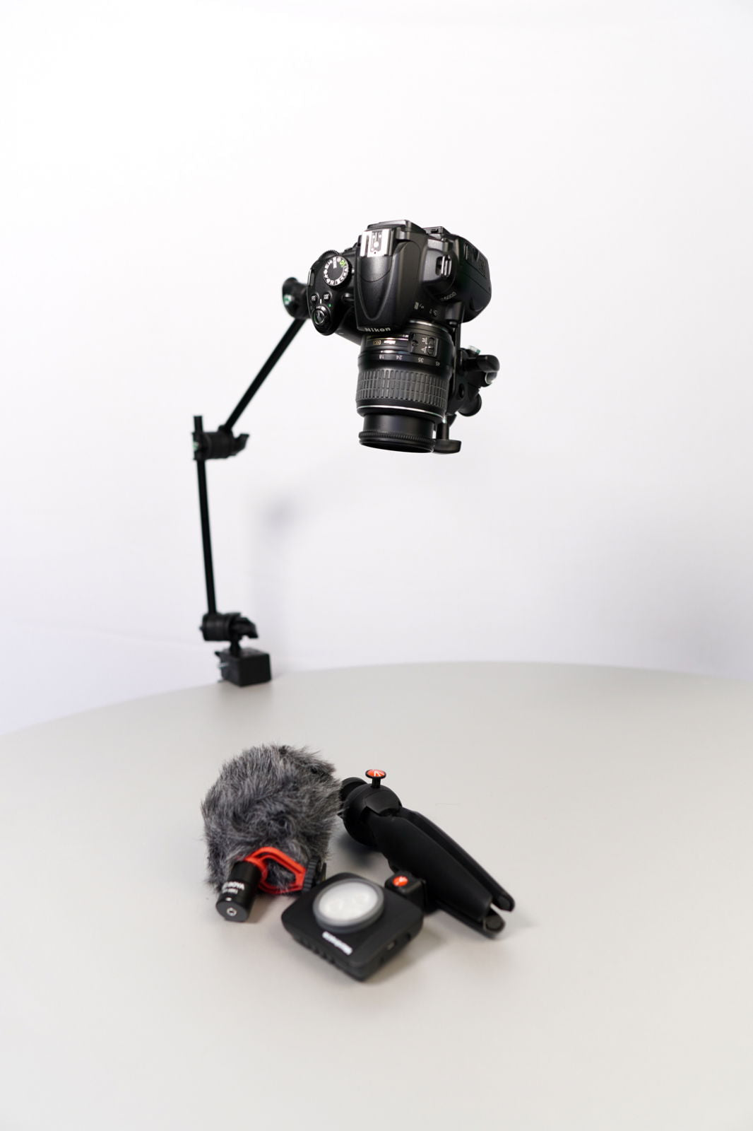 Manfrotto brat articulat cu adaptor camera si menghina - View 5
