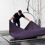 Fundal foto aubergine desfășurat pe suport, cadru argintiu, panou textil