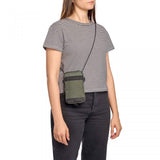 Husă smartphone Manfrotto verde măsliniu, purtată cu curea peste umăr