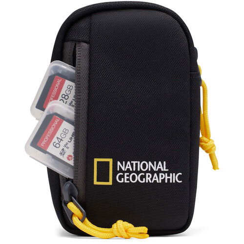 Husă accesorii National Geographic, neagră, cu microSD vizibilă în interior.