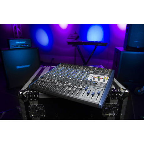 Mixer StudioLive AR16c cu 18 canale pe șasiu, vedere oblică a panoului de control