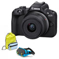 Cameră foto Canon EOS R50 cu obiectiv, rucsac galben și husă albastră