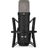 Microfon condensator negru, vedere laterală cu suport tip șoc și grilă