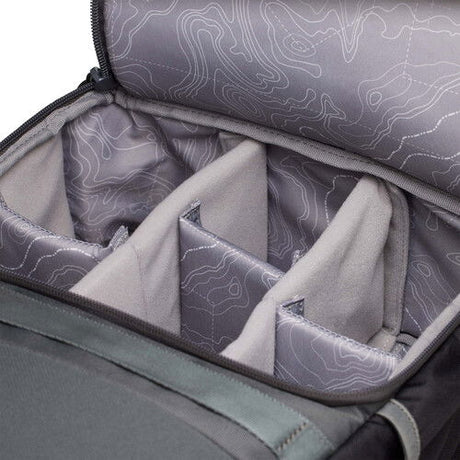 Interior rucsac foto cu căptușeală gri cu model tip hartă și buzunare