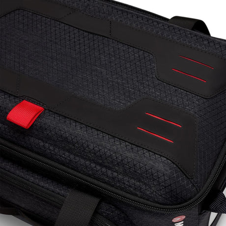 Geantă Manfrotto Cineloader medie neagră, panou superior cu dungi roșii și fermoar.