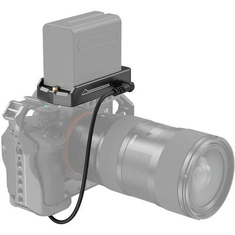 Adaptor dummy baterie L/NP pentru Sony NP-FZ100, montat pe cameră