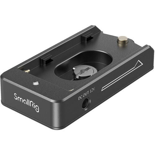 Adaptor L/NP cu soclu central și port DC OUT 12V pe placă neagră