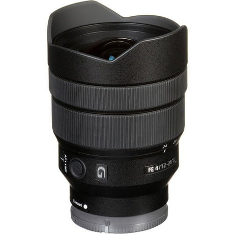 Obiectiv Sony FE 12-24mm f/4 G, vedere laterală cu comenzi și marcaje