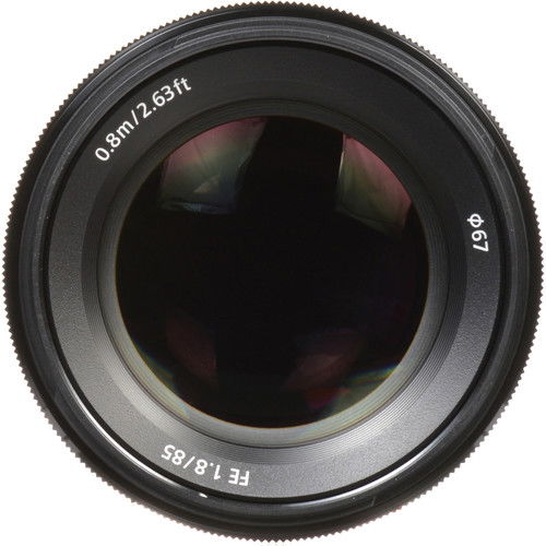Obiectiv foto Sony FE 85mm, partea frontală cu sticlă optică și marcaje