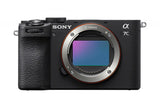 Aparat foto mirrorless Sony cu lentilă și fereastră senzor, corp negru
