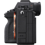 Aparat foto mirrorless Sony Alpha 1, vedere laterală cu capacuri de protecție
