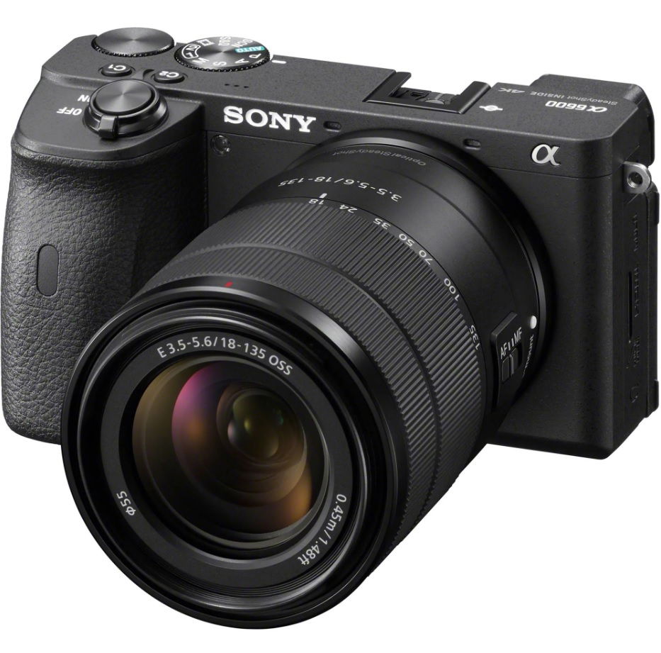 α6600 mirrorless camera with 18–135mm lens, front view, black body