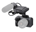 Cameră Sony cu microfon XLR montat, vizibilă partea frontală și obiectivul