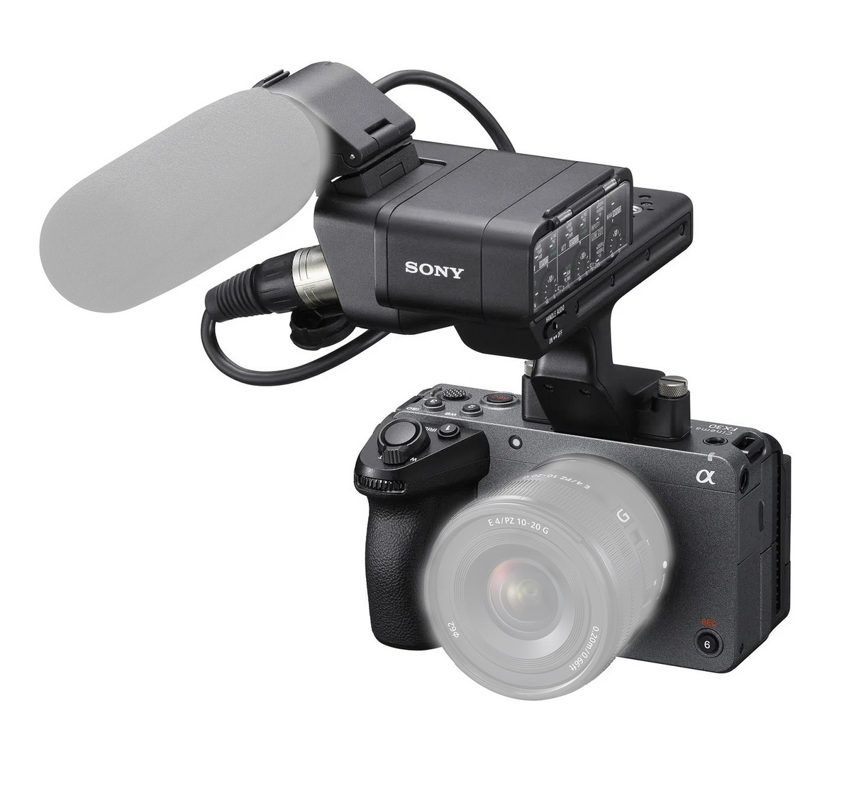 Cameră Sony cu microfon XLR montat, vizibilă partea frontală și obiectivul