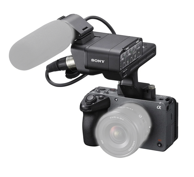 Cameră Sony cu microfon XLR montat, vizibilă partea frontală și obiectivul