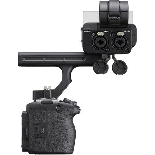 Cameră Sony cu modul XLR, vedere din spate; intrări INPUT1–INPUT3 vizibile