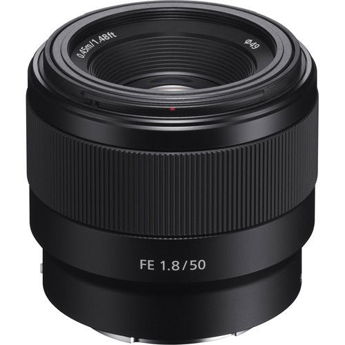 Obiectiv Sony FE 50mm F1.8, carcasă neagră, inel texturat și față frontală.