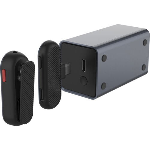 Lavalieră wireless: emițător cu port și receptor, carcasă neagră și gri.