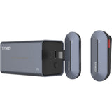Lavalieră wireless: emițător cu conector expus și două receptoare, una cu buton roșu.