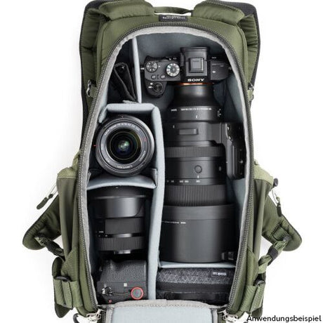 Rucsac foto slim 15L verde, aparat foto și obiectiv în compartimente căptușite