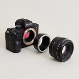 Adaptor montură între camera Sony E și obiectiv Canon, inel metalic cu deschidere frontală