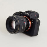 Adaptor inel montură Sony E–Canon EF/EF-S atașat la camera și obiectiv, cu contact metalic