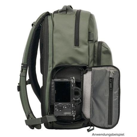 Rucsac foto Wasatch Green WANDRD, compartiment pentru cameră și buzunar lateral.