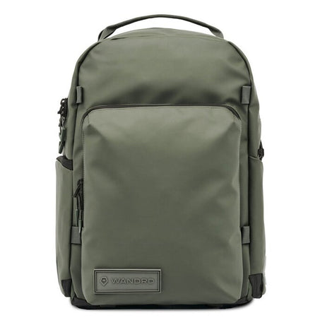 Rucsac foto Wasatch Green WANDRD cu buzunar frontal și etichetă logo.